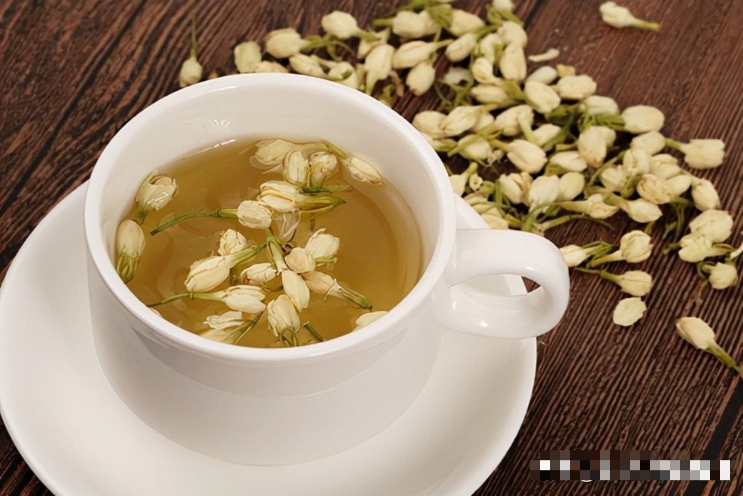 Ngoài ra, hoa nhài còn có thể dùng làm trà, có tác dụng thanh nhiệt, giải khát. Hương hoa nhài có thể giải tỏa tâm trạng con người, giảm lo âu bất an, giúp con người thư thái tinh thần.