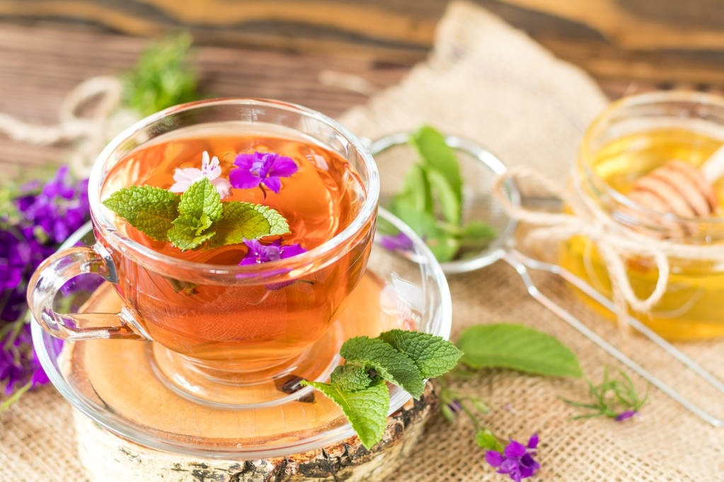 Tính ứng dụng của bạc hà trong cuộc sống cũng rất cao. Bạn không còn xa lạ với kem đánh răng bạc hà, kẹo bạc hà, dầu gội bạc hà... Khi nấu ăn, đôi khi chúng ta sử dụng bạc hà như những chiếc lá xanh để làm cho cả bữa ăn có mùi thơm độc đáo và đẹp mắt. Bạc hà còn được dùng làm rau gia vị, dùng để ăn sống hay pha trà rất thơm ngon.