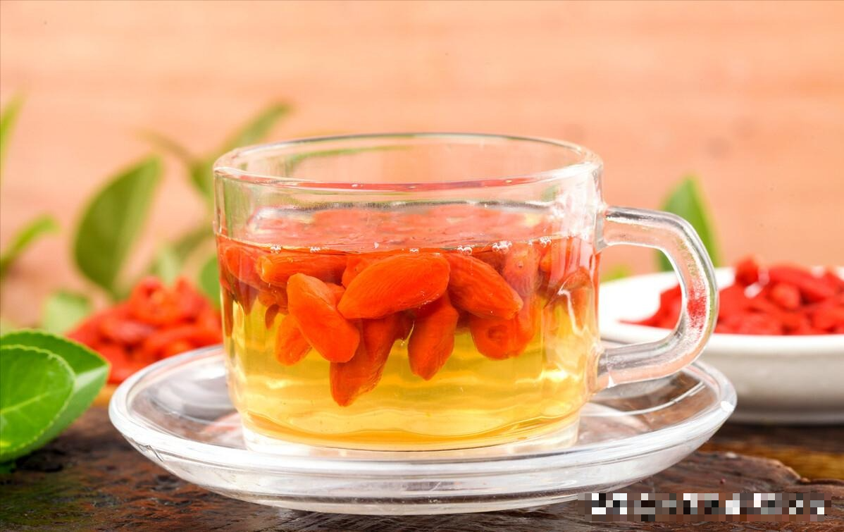 Vài năm gần đây, người ta còn đưa kỷ tử vào nhà, làm thành cây cảnh bonsai rất đẹp. Khi cây cảnh kết quả, quả đỏ mọng lúc lỉu trên cành có ý nghĩa phong thủy đem may mắn, thịnh vượng cho gia đình.