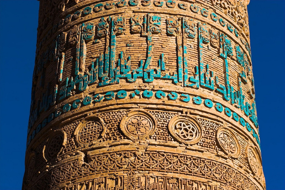 Thân tháp Jam được trang trí các hoa văn rất tinh xảo. Ở khoảng giữa có hàng chữ nổi ốp gạnh men xanh. Ảnh: Muslim Landmarks Explored.