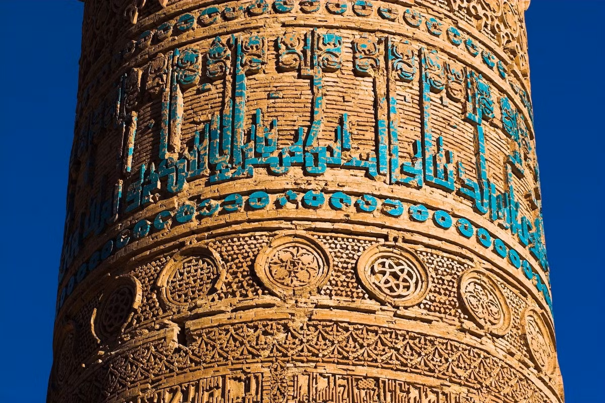 Thân tháp Jam được trang trí các hoa văn rất tinh xảo. Ở khoảng giữa có hàng chữ nổi ốp gạnh men xanh. Ảnh: Muslim Landmarks Explored.