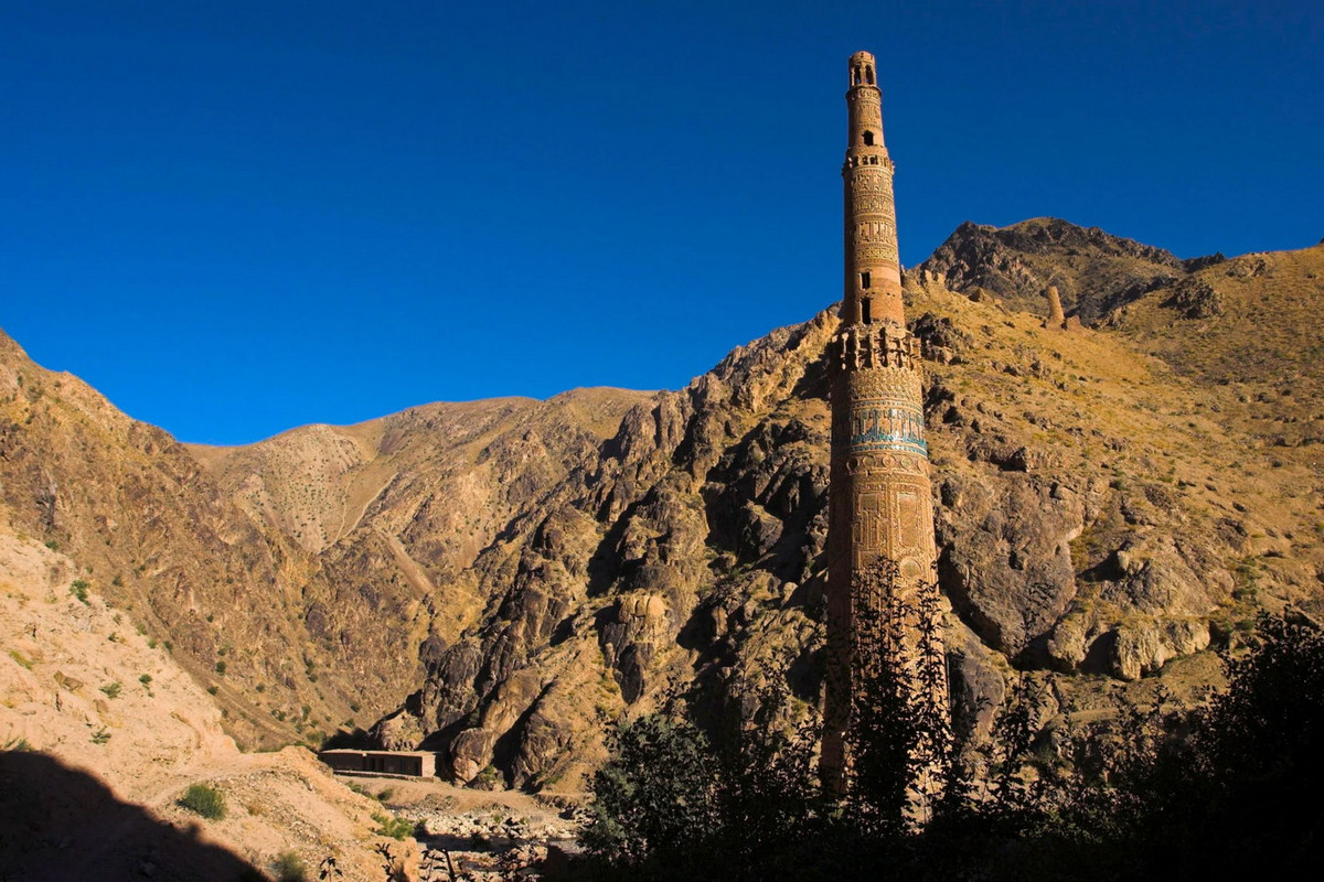 Nằm gần sông Hari và được bao quanh bởi các núi đá tại huyện Shahrak trong tỉnh Ghor của Afganistan, tháp giáo đường ở Jam là một công trình kiến trúc cổ kỳ vĩ của thế giới Hồi giáo. Ảnh: The Telegraph.