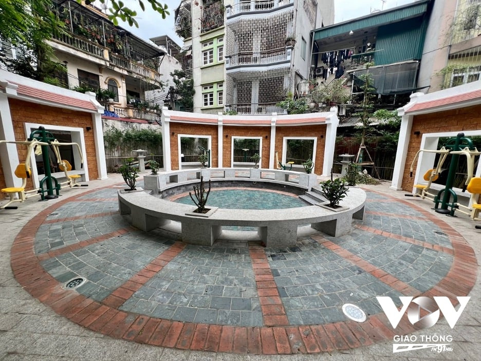 Bạn Hiền Anh (16 tuổi) cho biết: “Mỗi chiều đi học về em đều đi qua đây thì thấy mọi người tụ tập trò chuyện rất vui vẻ và trong lòng thấy quây quần ấm áp ạ. Bản thân em hôm nào được nghỉ cũng hay ra đây hóng gió.”