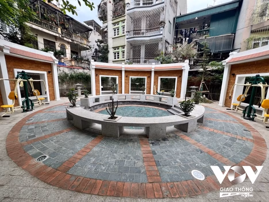 Bạn Hiền Anh (16 tuổi) cho biết: “Mỗi chiều đi học về em đều đi qua đây thì thấy mọi người tụ tập trò chuyện rất vui vẻ và trong lòng thấy quây quần ấm áp ạ. Bản thân em hôm nào được nghỉ cũng hay ra đây hóng gió.”