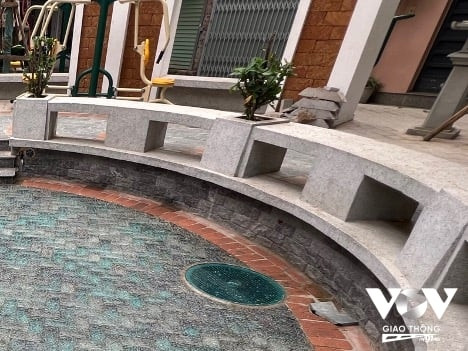 Theo như người dân kể lại thì ở đây được đôn nền lên khoảng 70 - 80cm, tạo hình vòng tròn giống như một chiếc giếng. Phần giữa giếng được lát gạch màu xanh giống màu của nước. Phần miệng giếng còn sót lại được che lại bằng nắp giếng màu nâu.