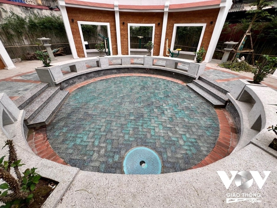 Bên cạnh đó, ở quận Ba Đình (Hà Nội) đã cải tạo, tái hiện lại hình ảnh giếng làng rất độc đáo và mang hướng hiện đại ở tổ dân phố 3C phường Liễu Giai. Theo thông tin từ UBND quận Ba Đình, diện tích giếng làng đã bị thu hẹp rất nhiều do quá trình đô thị hoá, hiện chỉ còn miệng giếng nhỏ như giếng nhà. Vì vậy, ban Lãnh đạo quận Ba Đình đã quyết định tu sửa, cải tạo, phục dựng làm sân chơi cộng đồng nhằm tuyên truyền về giá trị văn hoá cổ xưa.