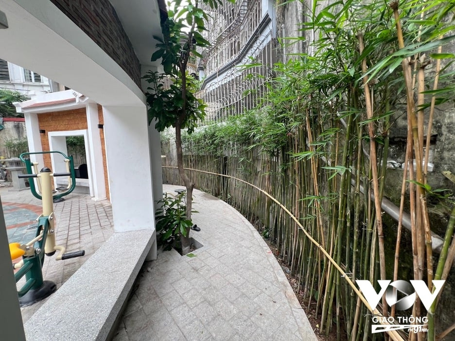 Bà Thanh Hà - người dân sinh sống tại đây chia sẻ: "Tôi rất vui khi giếng làng được cải tạo thành sân chơi cho mọi người nhưng vẫn giữ được nét đẹp ngày xưa. Họ xây đẹp, sạch sẽ chứ cứ để như trước thì phí quá. Cứ có thời gian rảnh tôi lại đưa cháu ra đây chơi".