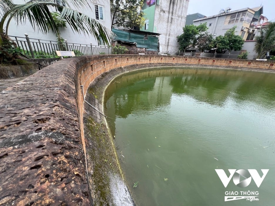 Giếng có đường kính miệng lên đến 30m, bề mặt bao phủ một diện tích 800m2. Độ sâu của giếng nước đạt 8m. Xung quanh giếng cổ được nâng cấp, tường bao được kè bằng đá ong từ dưới đáy giếng lên trên. Rêu bám từng mảng quanh miệng giếng minh chứng cho sự hoài cổ, lâu năm.