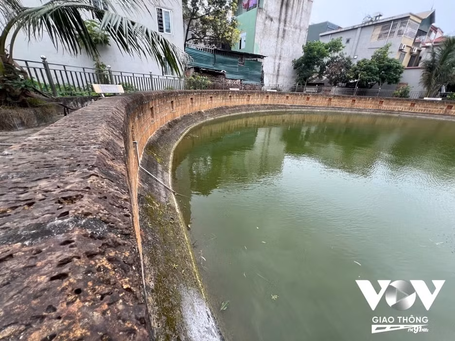 Giếng có đường kính miệng lên đến 30m, bề mặt bao phủ một diện tích 800m2. Độ sâu của giếng nước đạt 8m. Xung quanh giếng cổ được nâng cấp, tường bao được kè bằng đá ong từ dưới đáy giếng lên trên. Rêu bám từng mảng quanh miệng giếng minh chứng cho sự hoài cổ, lâu năm.