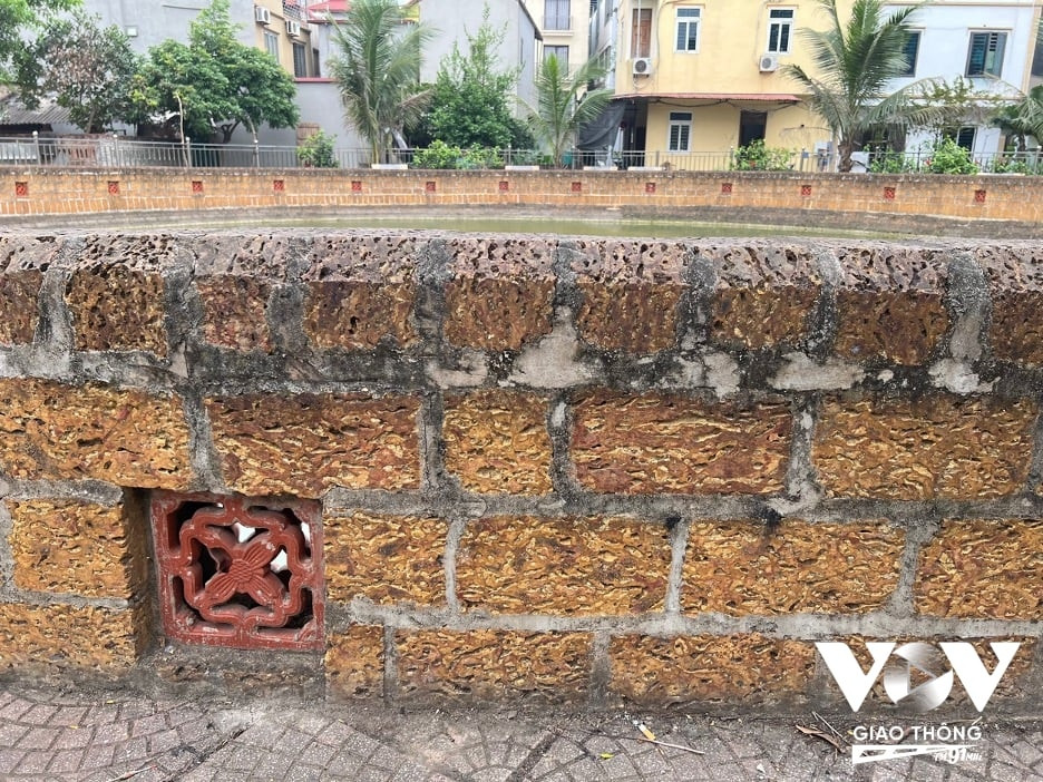 Giếng cổ làng Yên Lộ nằm ven đê Yên Nghĩa được cải tạo khang trang sạch sẽ, khuôn viên giếng cổ trở thành một công viên thu nhỏ thu hút người lớn trẻ nhỏ vui chơi, tập thể dục mỗi buổi chiều tà.