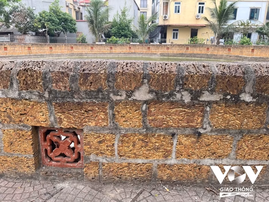 Giếng cổ làng Yên Lộ nằm ven đê Yên Nghĩa được cải tạo khang trang sạch sẽ, khuôn viên giếng cổ trở thành một công viên thu nhỏ thu hút người lớn trẻ nhỏ vui chơi, tập thể dục mỗi buổi chiều tà.