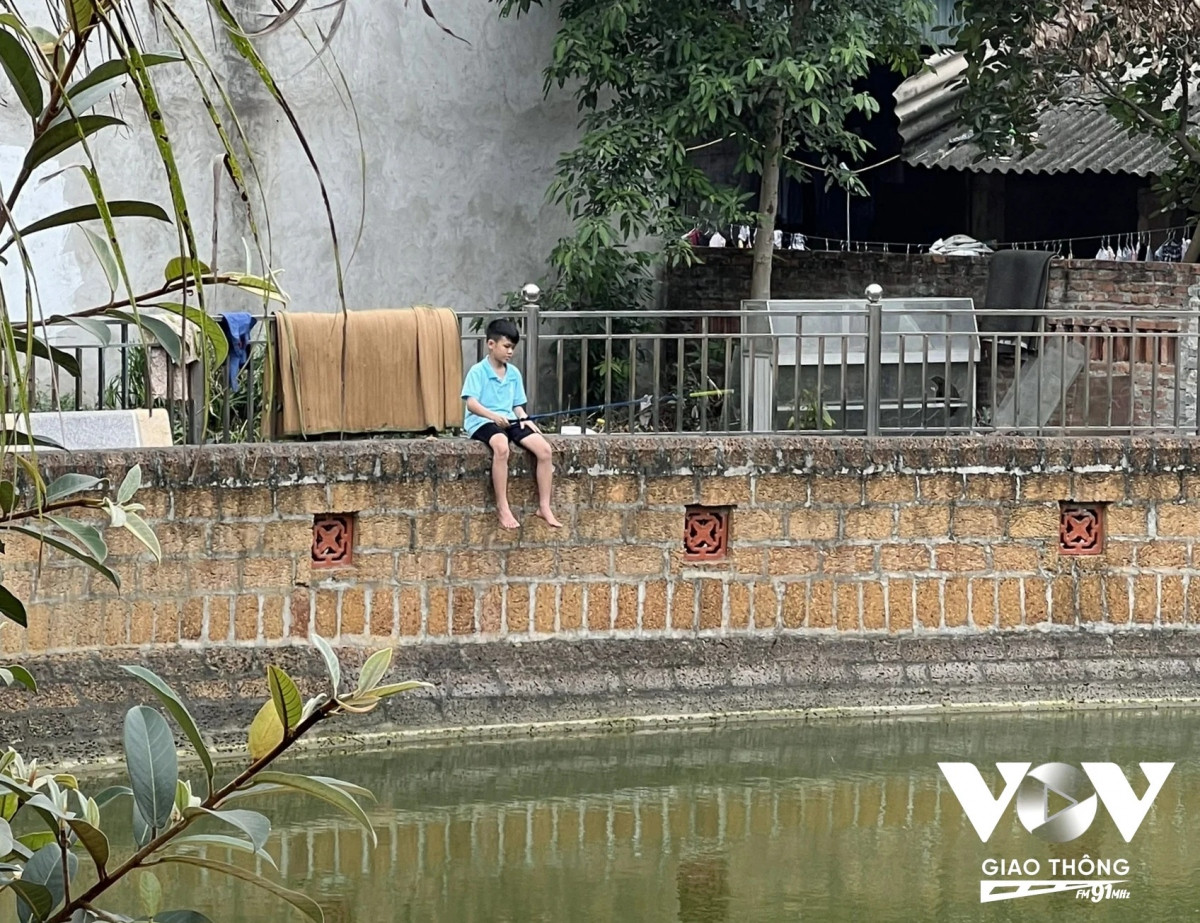 Ông Trần Văn Huyên chia sẻ: "Trong ký ức của tôi giếng làng không chỉ cung cấp nước mà còn là địa điểm sinh hoạt văn hóa của người dân địa phương. Giếng làng là nơi chứng kiến bao sự kiện của làng, xóm từ thế hệ này qua thế hệ khác. (Hình ảnh rất làng quê giữa trưa hè, em nhỏ ngồi câu cá).