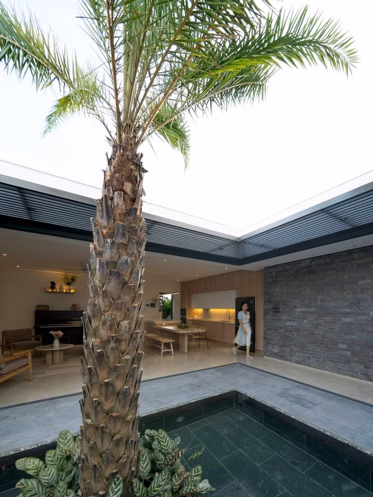 Các hành lang bên trong ngôi nhà dẫn lối vào ba phòng ngủ mà không gây nhàm chán và tăng sự riêng tư cho mỗi thành viên.