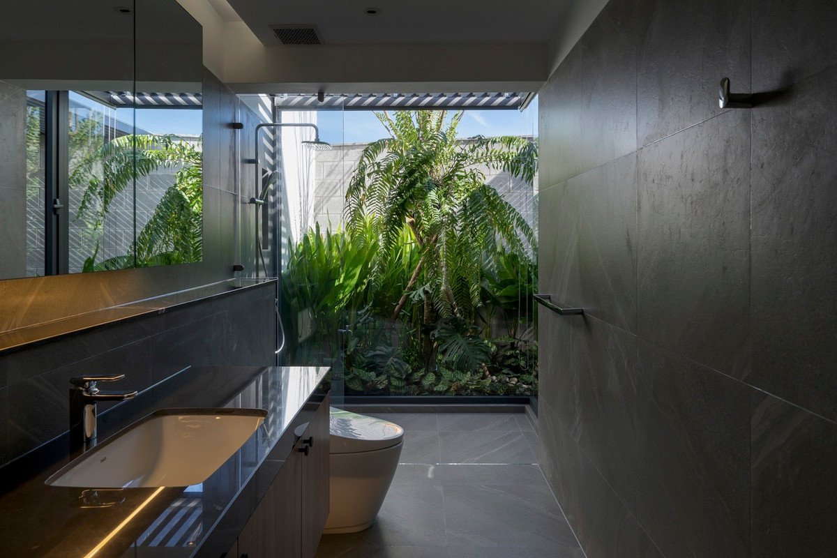 Ngôi nhà được gia chủ ví như một khu nghỉ dưỡng tại gia, là nơi "chữa lành" cho tâm hồn khi mọi không gian được bao quanh bởi cây xanh, đảm bảo sự riêng tư và yên tĩnh.