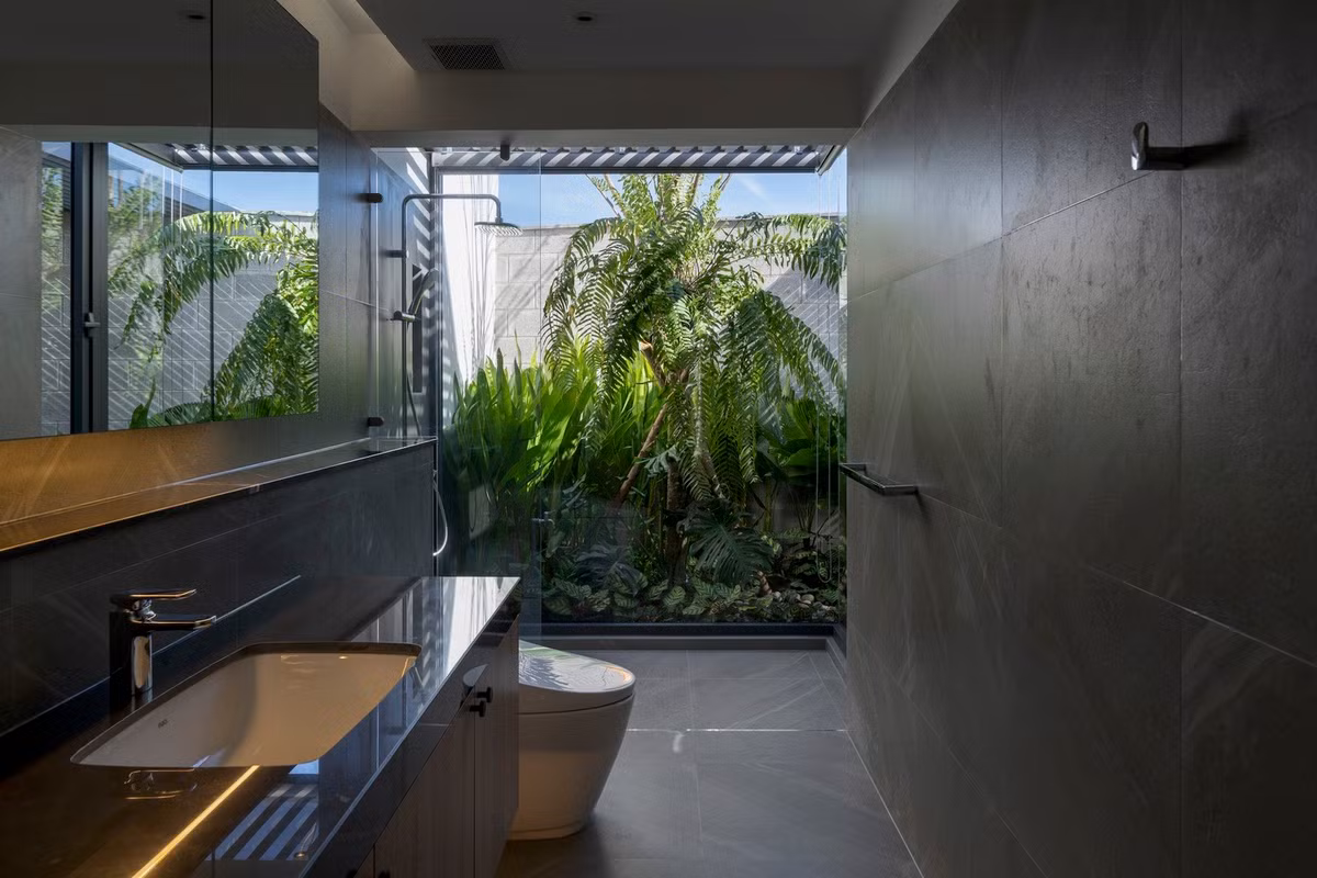 Ngôi nhà được gia chủ ví như một khu nghỉ dưỡng tại gia, là nơi "chữa lành" cho tâm hồn khi mọi không gian được bao quanh bởi cây xanh, đảm bảo sự riêng tư và yên tĩnh.