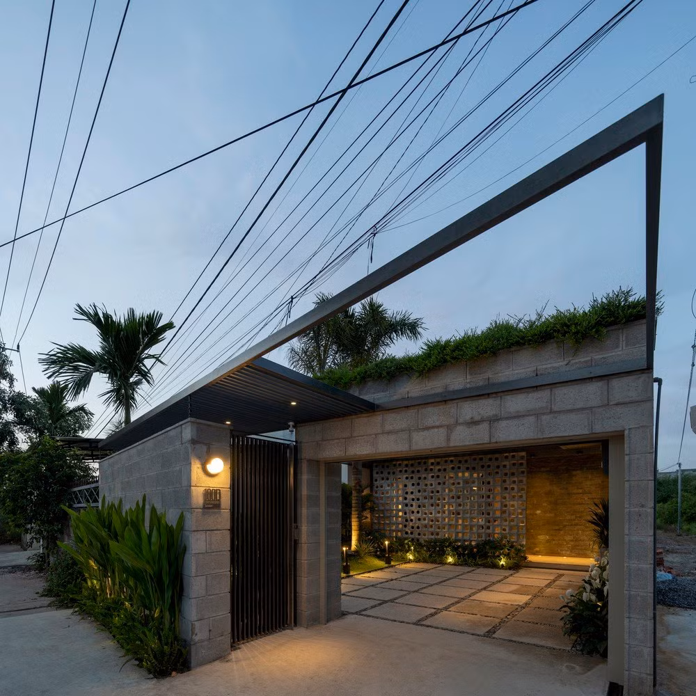 KTS không làm mặt tiền quá phô trương và nặng nề mà chỉ đơn giản là một cánh cổng nhỏ bên cạnh một cánh cửa cuốn, tiếp theo là những bức tường có chiều cao lùi dần về phía sau.