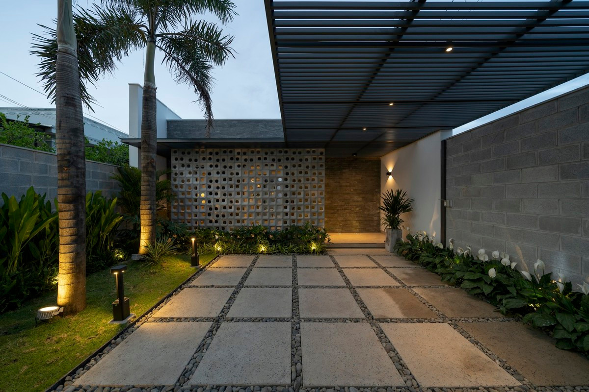 Sân giữa và sân sau của ngôi nhà được kết nối với nhau, không bị gián đoạn, tạo điều kiện thông thoáng và tạo cảm giác sân vườn dường như bao trùm toàn bộ khối ngủ.