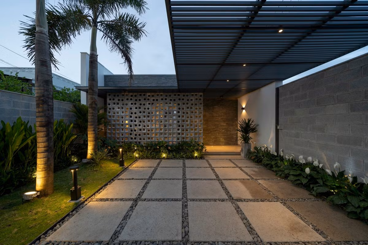 Sân giữa và sân sau của ngôi nhà được kết nối với nhau, không bị gián đoạn, tạo điều kiện thông thoáng và tạo cảm giác sân vườn dường như bao trùm toàn bộ khối ngủ.