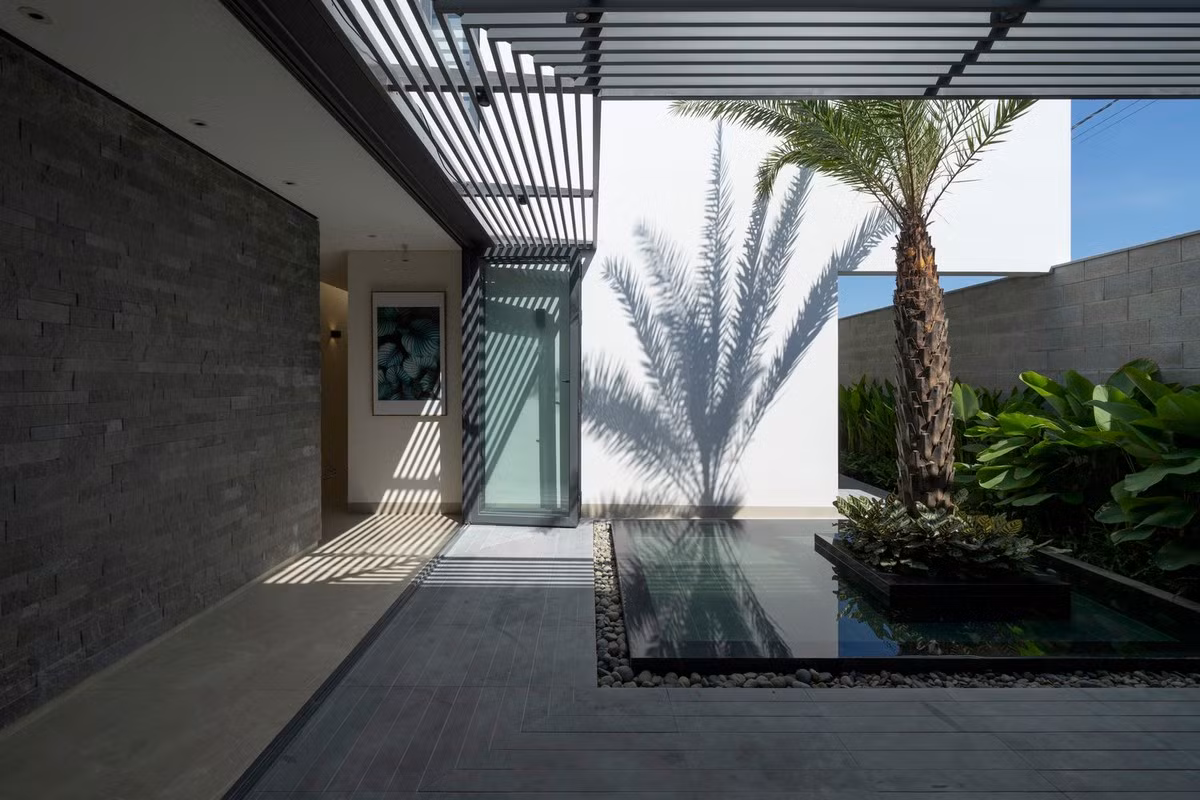 Hồ nước tràn giúp không gian các phòng luôn mát mẻ.