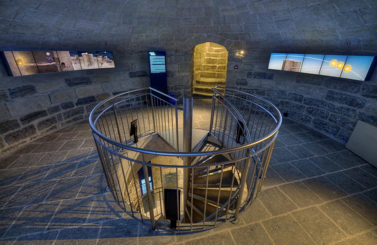 Không gian trong tháp được chia thành nhiều tầng nối với nhau bằng cầu thang xoắn ốc, có sức chứa 200 người. Ảnh: Icomaz.az.
