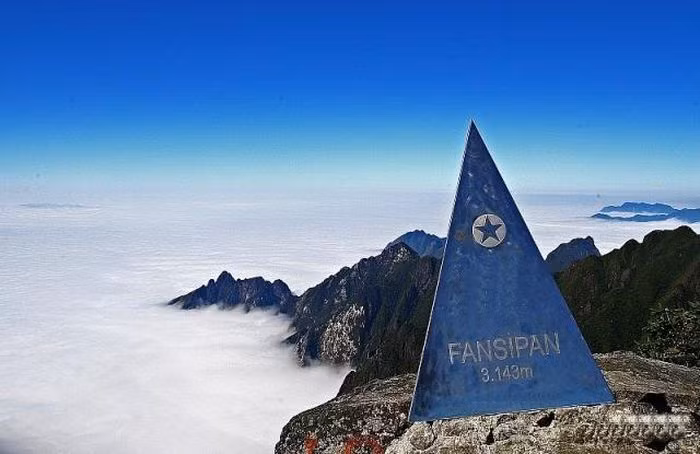Đỉnh Fansipan với độ cao là 3143m và thuộc dãy Hoàng Liên Sơn, nổi tiếng là đỉnh núi cao nhất Việt Nam được mệnh danh là “Nóc nhà Đông Dương”. Fansipan đã trở thành điểm đến thu hút đông đảo khách du lịch trong và ngoài nước.