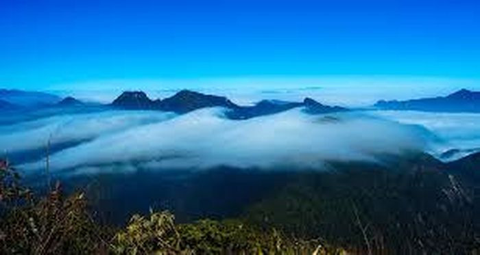 Nhìu Cồ San vùng núi thuộc huyện Bát Xát, tỉnh Lào Cai với độ cao 2.965 m. Khối núi nơi đây có địa hình phức tạp, đặc biệt trong những đợt gió mùa lạnh giá thường chìm trong băng giá.