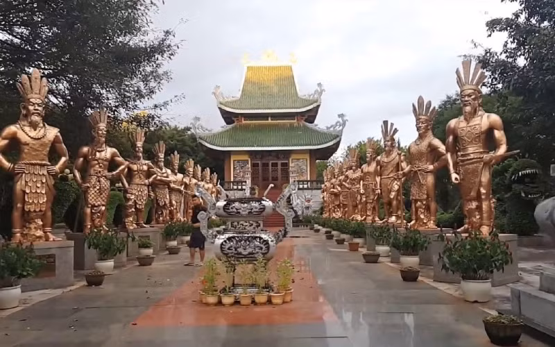 Vua Hùng thứ ba là Hùng Quốc Vương, có tuổi thọ 260 tuổi, trị vì 221 năm. Đến vị Vua Hùng thứ tư là Hùng Việp Vương thì Ngọc phả không ghi tuổi, chỉ nói ngài ở ngôi 300 năm.