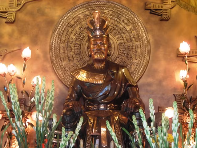 Về tuổi thọ mấy trăm năm của các vua Hùng, sử gia Ngô Thì Sĩ từng thắc mắc: "Người ta không phải là vàng đá, sao lại sống lâu được như thế? Điều ấy càng không thể hiểu được".