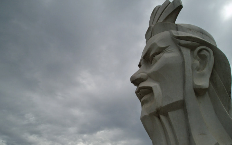 Lý giải điều này, có một quan điểm đang được giới sử học đưa ra: 18 đời vua Hùng không phải là 18 cá nhân cụ thể, mà là 18 chi, mỗi chi này lại có nhiều vị vua thay phiên nhau trị vì và dùng chung vương hiệu.