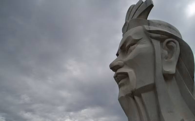 Lý giải điều này, có một quan điểm đang được giới sử học đưa ra: 18 đời vua Hùng không phải là 18 cá nhân cụ thể, mà là 18 chi, mỗi chi này lại có nhiều vị vua thay phiên nhau trị vì và dùng chung vương hiệu.