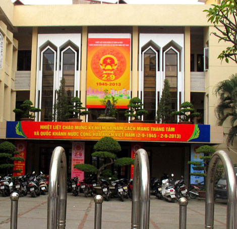 Tấm pano treo tại UBND quận Đống Đa (chụp 14h ngày 30/8).