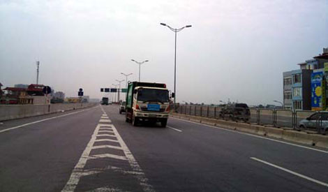 Đường trên cao bị lún nhiều đoạn.