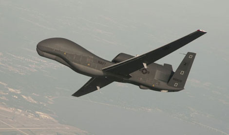 Hoặc an toàn hơn, Mỹ có thể dùng những chiếc máy bay không người lái RQ-4 Global Hawk.