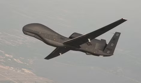 Hoặc an toàn hơn, Mỹ có thể dùng những chiếc máy bay không người lái RQ-4 Global Hawk.