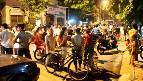 Người dân tụ tập quanh hiện trường vụ án.