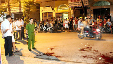 Hiện trường vụ án còn vương lại nhiều vết máu.