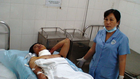 Một trong 2 phụ huynh bị cắt cổ tại viện. Ảnh: Tuổi trẻ