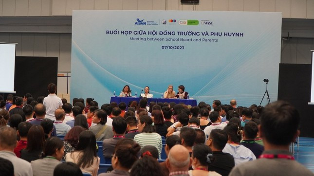 Buổi đối thoại giữa Hội đồng Trường Quốc tế Mỹ Việt Nam (AISVN) với phụ huynh ngày 7/10/2023. (Ảnh tienphong.vn)