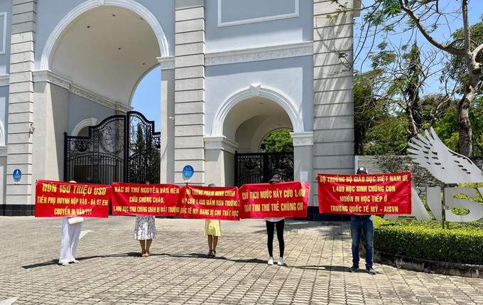 Trường Quốc tế Mỹ - AISVN từng gây chú ý hồi cuối tháng 9 năm ngoái khi bị nhiều phụ huynh tụ tập đòi nợ, số khác làm đơn kiện lên toà án yêu cầu trả tiền và lãi suất. (Ảnh taichinhdoanhnghiep.net.vn)