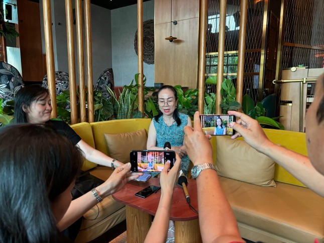 Bà Nguyễn Thị Út Em, Chủ tịch Hội đồng quản trị Trường Quốc tế Mỹ thông tin về quyết định đình chỉ của Sở GD&amp;ĐT TP HCM. (Ảnh tienphong.vn)