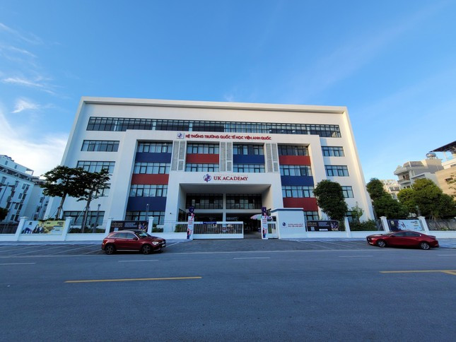 Trước đó, nhiều phụ huynh Trường Quốc tế Học viện Anh Quốc UK Academy – UKA Hạ Long (Quảng Ninh) thuộc Tập đoàn giáo dục Nguyễn Hoàng (NHG) phản ánh những yếu kém trong dịch vụ cũng như chất lượng giáo dục, đặc biệt là vấn đề tăng học phí của trường khiến không ít phụ huynh phải chọn phương án chuyển trường cho con. (Ảnh tienphong.vn) 
