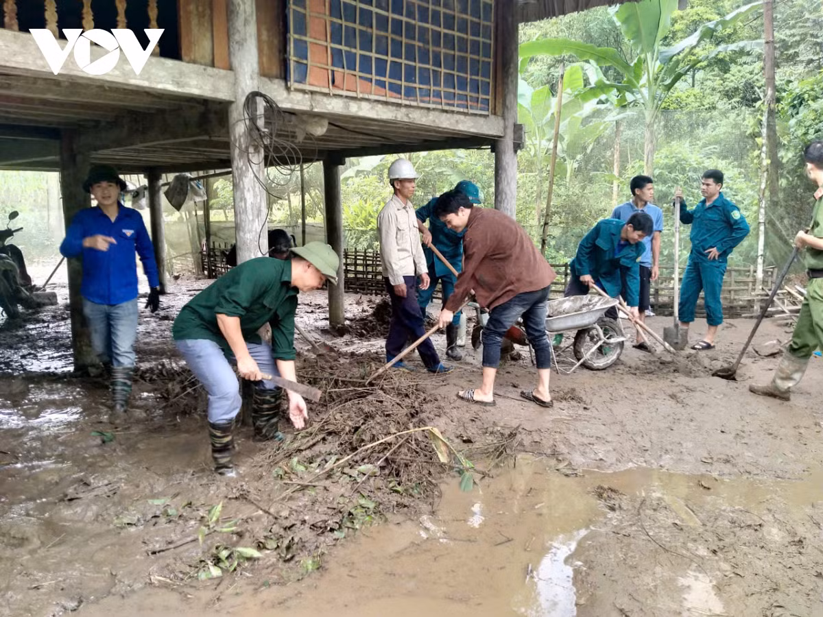 Mưa lớn đêm 24, rạng sáng 25/8 đã làm 1 người bị thương và sạt lở đất đá vào 2 hộ dân ở huyện Lục Yên (Yên Bái). Tại xã Tân Phượng, tuyến đường liên xã Tân Phượng – Lâm Thượng cũng bị sạt lở tại khu vực thôn Lũng Cọ, gây tắc đường tạm thời. Ngoài ra, một số xã trên địa bàn huyện Lục Yên như Minh Chuẩn, Trúc Lâu… cũng ghi nhận thiệt hại do mưa lũ. Ảnh: Lực lượng chức năng xã Lâm Thượng, Lục Yên khắc phục hậu quả mưa lũ. (Ảnh: VOV) 