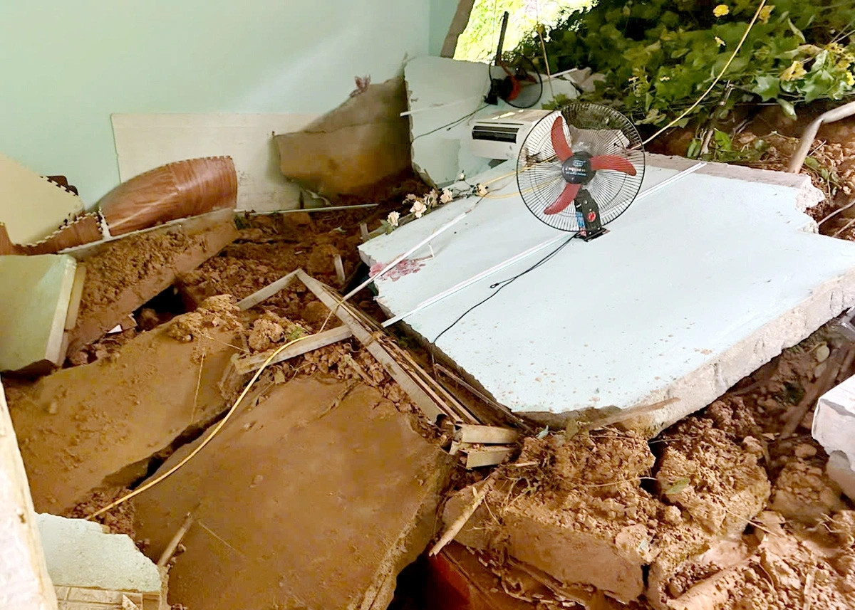 Hiện trường vụ sạt lở đất làm đổ sập tường nhà tại thị trấn Vĩnh Tuy, huyện Bắc Quang, Hà Giang khiến 2 người bị thương. Như vậy, tại Hà Giang đã ghi nhận 3 người thương vong. Một nhà dân ở huyện Mèo Vạc phải di dời người khẩn cấp; 2 ngôi nhà bị hư hỏng và 16 ngôi nhà bị ảnh hưởng bởi sạt lở ở huyện Bắc Quang. Ngoài ra mưa lũ đã khiến nhiều diện tích lúa, ngô, hoa màu và cây ăn quả bị ngập úng. (Ảnh: Báo Hà Giang) 