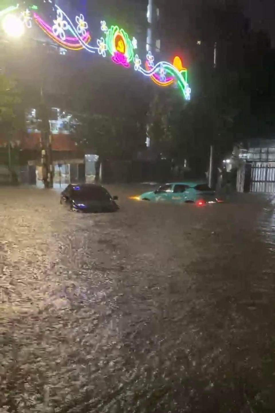 Theo Hệ thống đo mưa chuyên dùng Vrain, khoảng gần 19h đến 21h ngày 22/8 thành phố Thái Nguyên có mưa to đến rất to. Tại xã Phúc Trìu là 124mm, phường Đồng Quang 71mm. Mưa rất lớn dồn dập trong 2-3 tiếng đã gây ngập úng nhiều tuyến đường như: Minh Cầu, Hoàng Văn Thụ, ngã tư Hoàng Gai, khu vực Bệnh viện Đa khoa Thái Nguyên, Đại học Sư phạm,... (Ảnh kinhtedothi.vn).