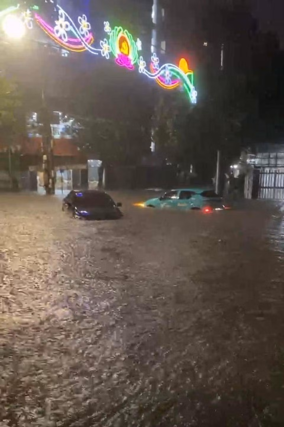 Theo Hệ thống đo mưa chuyên dùng Vrain, khoảng gần 19h đến 21h ngày 22/8 thành phố Thái Nguyên có mưa to đến rất to. Tại xã Phúc Trìu là 124mm, phường Đồng Quang 71mm. Mưa rất lớn dồn dập trong 2-3 tiếng đã gây ngập úng nhiều tuyến đường như: Minh Cầu, Hoàng Văn Thụ, ngã tư Hoàng Gai, khu vực Bệnh viện Đa khoa Thái Nguyên, Đại học Sư phạm,... (Ảnh kinhtedothi.vn).