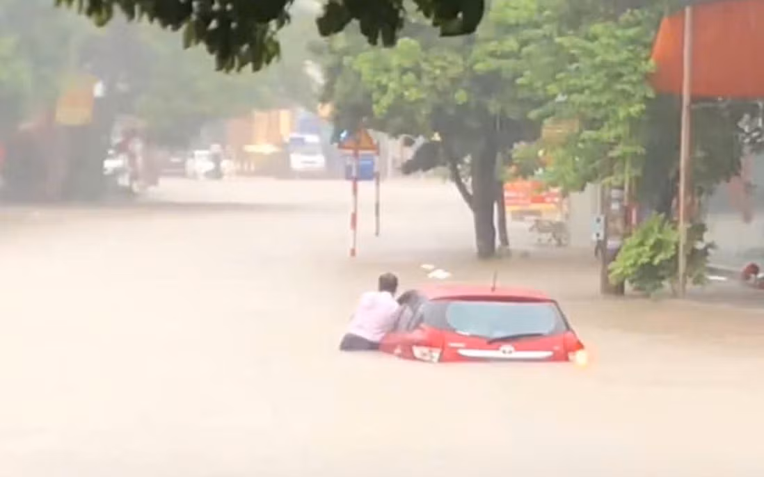 Mưa lớn, nước ngập cuốn trôi cả xe ô tô, toàn bộ thành phố Thái Nguyên hiện ngập trong biển nước. (Ảnh phunuvietnam.vn) 