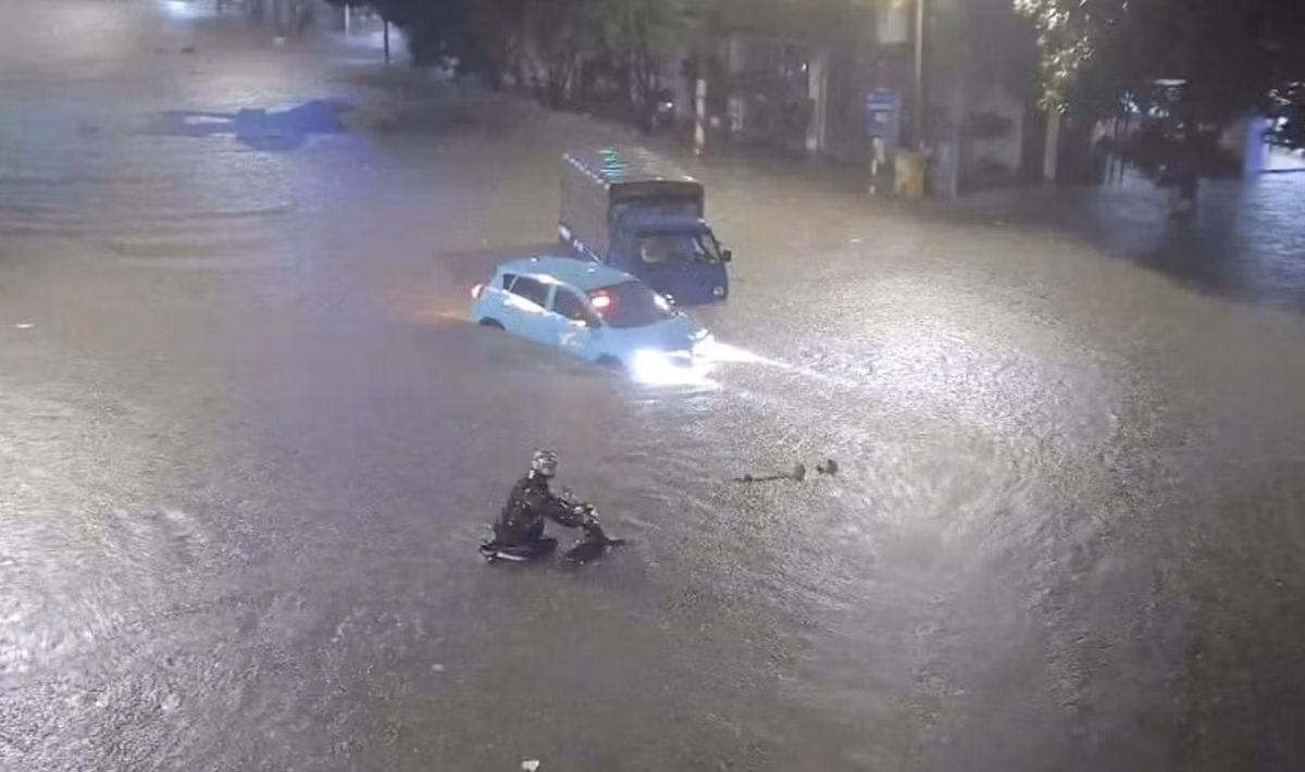 Nhiều khu vực ngập sâu, nước chảy cuồn cuộn khiến các phương tiện không thể lưu thông. (Ảnh kinhtedothi.vn)