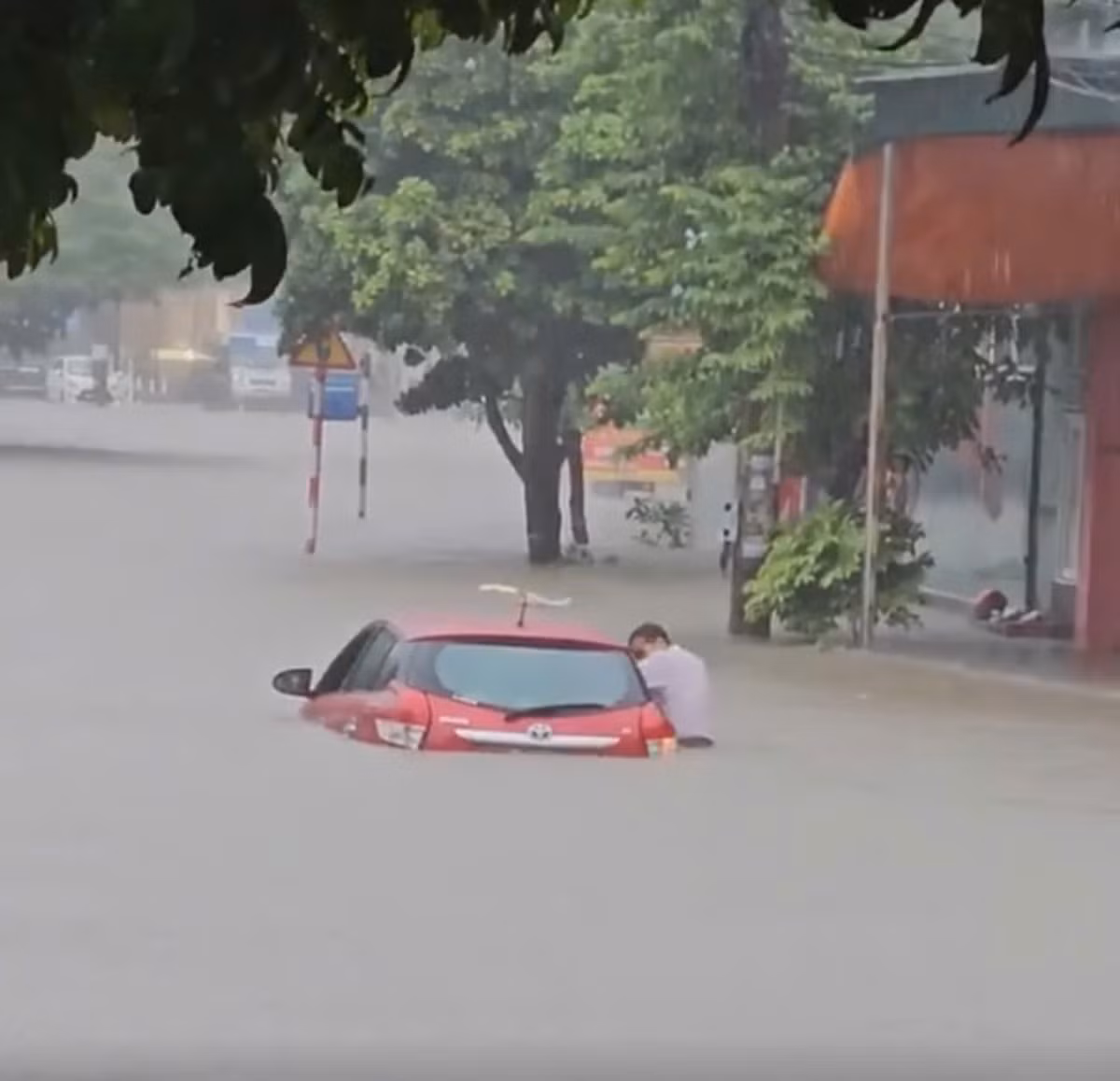 Thái Nguyên là một trong những địa phương có mưa rất lớn từ tối 22 tới sáng 23/8. Nhiều tuyến phố trên địa bàn TP.Thái Nguyên ngập sâu khiến các phương tiện không thể di chuyển. Địa phương vừa ghi nhận 1 trường hợp bị lũ cuốn mất tích khi qua cầu tràn ngập nước (Ảnh: BTN)