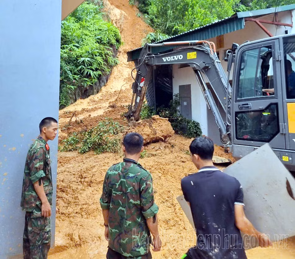 Bùn đất tràn xuống gây thiệt hại nhà dân tại tổ dân phố 23, phường Him Lam, TP. Điện Biên Phủ. Ảnh: CTV/baodienbienphu 