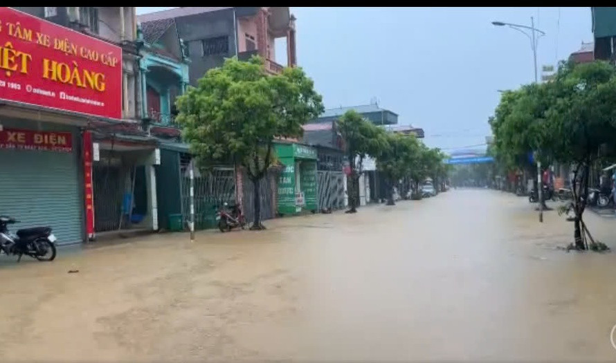 Ngập lụt ở thị trấn Nước Hai, huyện Hòa An. Dự báo ở Cao Bằng sẽ tiếp diễn mưa lớn đến sáng 25/8, có nơi mưa rất to. Nguy cơ tái diễn ngập lụt các vùng trũng thấp, lũ quét, sạt lở đất các sườn đồi dốc, ta luy.